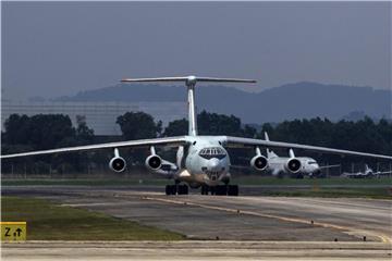Transportmaschine vom Typ Iljuschin IL-76. Ein Flugzeug diesen Typs soll in der algerischen Provinz Blida mit rund 200 Armeeangehörige an Board abgestürzt sein. Foto: Azhar Rahim/Symbol