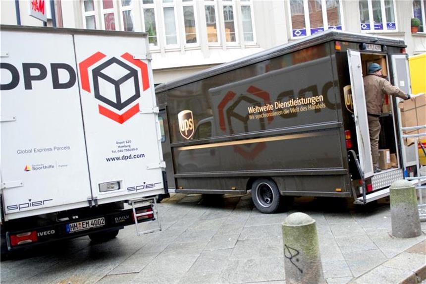 Post und Co. haben vor dem Fest zu kämpfen Transportwagen der Logistikunternehmen DPD, UPS (United Parcel Service) und DHL stehen in der Innenstadt von Hamburg. Foto: Christian Charisius
