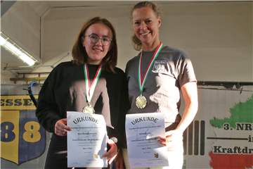Traten in Essen bei der Westfalenmeisterschaft im Kraftdreikampf an: Anna Habermann (l.) und Marion Zeschau vom VfB Hüls.