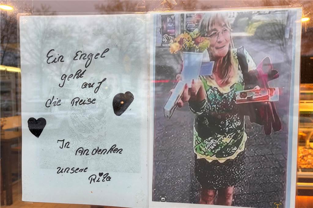 „Däumchen drücken, Jamaika ruft!“: So erinnert sich Hillen an die getötete Rita (71) Auf einem Zettel in einem Schaufenster der Bäckerei Hövelmann an der Castroper Straße in Recklinghausen steht "Ein Engel geht auf die Reise. In Andenken an unsere Rita" Daneben ein Foto der mutmaßlich ermordeten Seniorin.