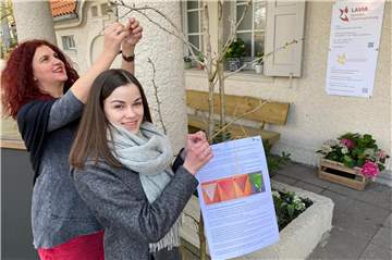Trauerbegleiterin Mechthild Schroeter-Rupieper und Marike Johnsdorf knüpfen ein erstes Band an den Ginkgo-Baum, der an die Opfer der Flugzeugkatastrophe vom 24. März 2015 erinnert.