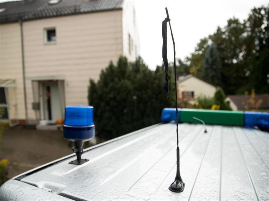 Von "Reichsbürger" angeschossener Polizist gestorben Trauerflor an der Antenne eines Polizeifahrzeugs: Nach den Schüssen eines "Reichsbürgers" ist ein 32-jähriger Beamter seinen Verletzungen erlegen. Foto: Daniel Karmann