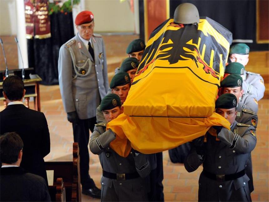 Ursachenforschung nach tödlichem Hubschrauberabsturz in Mali Trauergottesdienst für den in Afghanistan gefallenen Oberfeldwebel Florian Pauli im Oktober 2010. Foto: Maurizio Gambarini