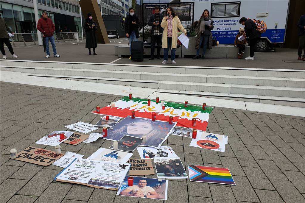 Demo für Mahsa Amini: Demonstranten schneiden sich aus Protest die Haare ab Trauerkerzen für Mahsa Amini: Viele bekunden ihr Mitgefühl