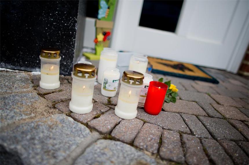 Mutter der toten Kinder unter Mordverdacht Trauernde haben Kerzen vor das Wohnhaus in Steinfurt-Borghorst gestellt, in dem am Montag drei Kinder tot aufgefunden wurden.