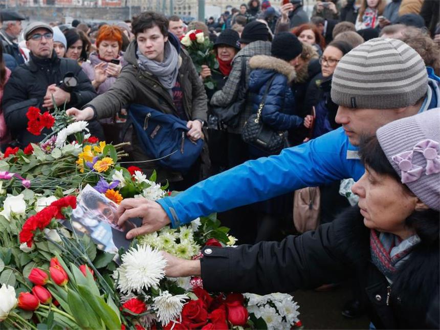 Entsetzen nach Mord an Putin-Kritiker Nemzow Trauernde legen am Tatort Blumen für Boris Nemzow nieder. Foto: Sergej Ilnitsky
