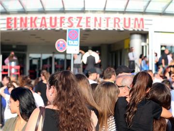 Trauernde nehmen in München an einer Mahnwache teil. Foto: Karl-Josef Hildenbrand