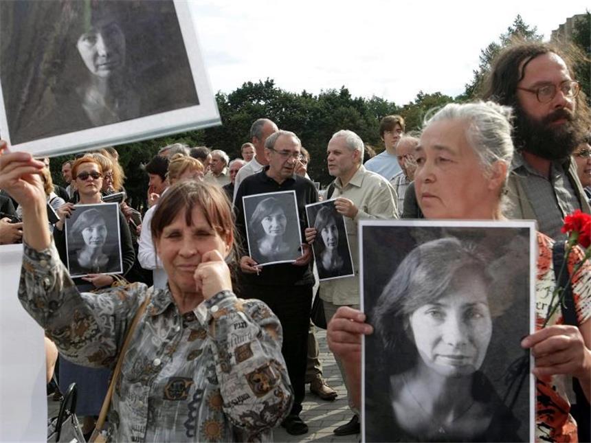 Entsetzen nach Mord an Putin-Kritiker Nemzow Trauerzug in Moskau für die Menschenrechtsaktivistin Natalia Estemirowa, die im Juli 2009 in der russischen Konfliktregion Nordkaukasus erschossen aufgefunden wurde. Foto: Maxim Shipenkov