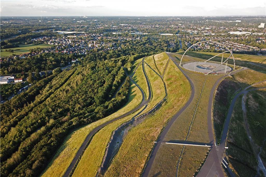 Der perfekte Aussichtspunkt übers grüne Ruhrgebiet: Halde Hoheward Traumhaft sind die Spazierwege auf dem künstlich geschaffenen Berg mit seinen Hochplateaus. Wer von hier herunter schaut, sieht, wie grün das Ruhrgebiet ist. Einziger Wermutstropfen ist der Zaun rund um das Observatorium, zwei riesige Stahlbögen, ein Wahrzeichen des Ruhrgebiets, deren Konstruktion rissig und damit als nicht 100-prozentig sicher gilt.