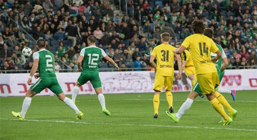 Schwermann schießt BVB-U19 ins Achtelfinale Traumtor: Julian Schwermann (verdeckt) erzielt den entscheidenden Treffer.