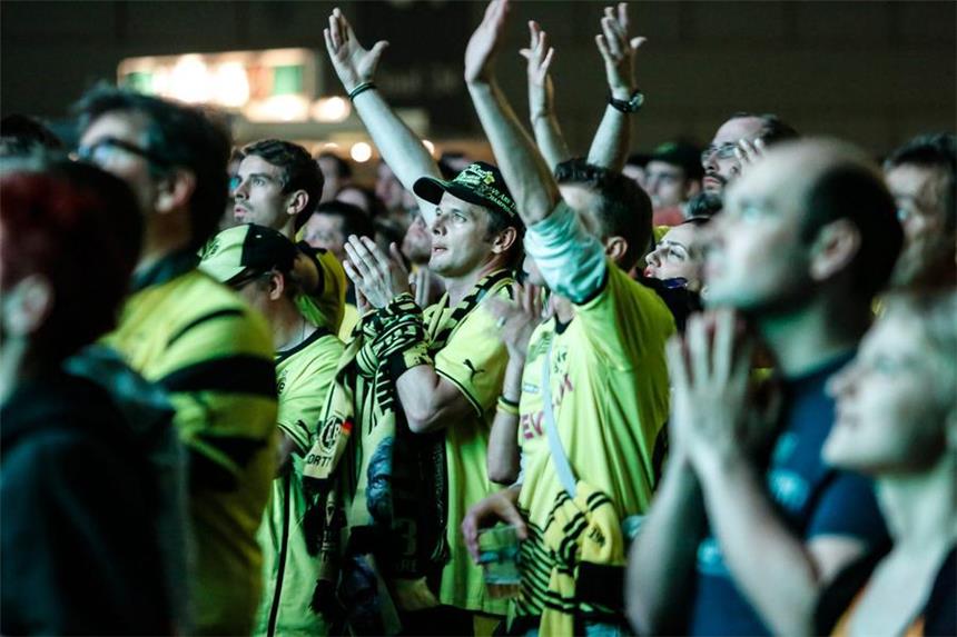 Der Pokalfinal-Tag 2016 in Dortmund und im Berliner Sommergarten Traurige Gesichter in der Dortmunder Westfalenhalle.