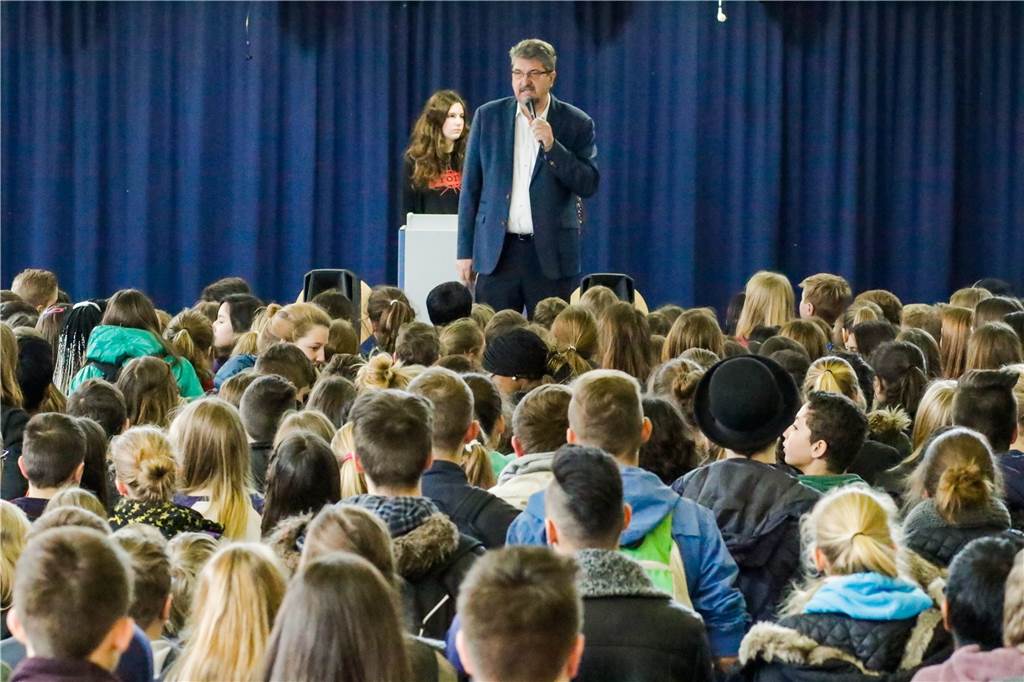 Detlef von Elsenau geht in den Ruhestand: Ein Mann verlässt seine Schule – mit Profil Trauriger Anlass zu einer außerordentlichen Schulversammlung: Mit einer Schweigeminute gedachten die Schüler des HHG im März 2015 den bei einem Flugzeugabsturz ums Leben gekommenen Sabine und Manfred Jockheck.