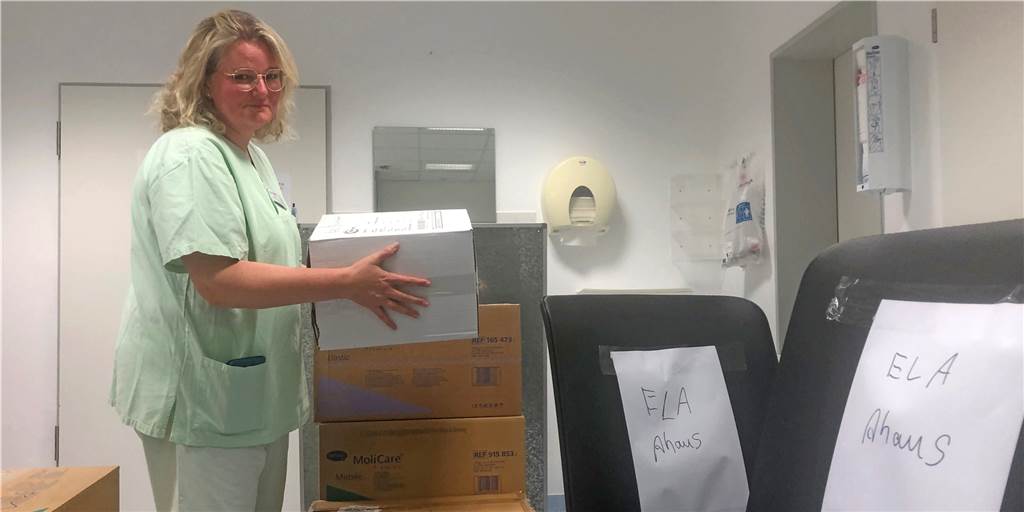 Trauriger Moment: Tina Ellers packt Umzugskartons in der Zentralen Notaufnahme. 