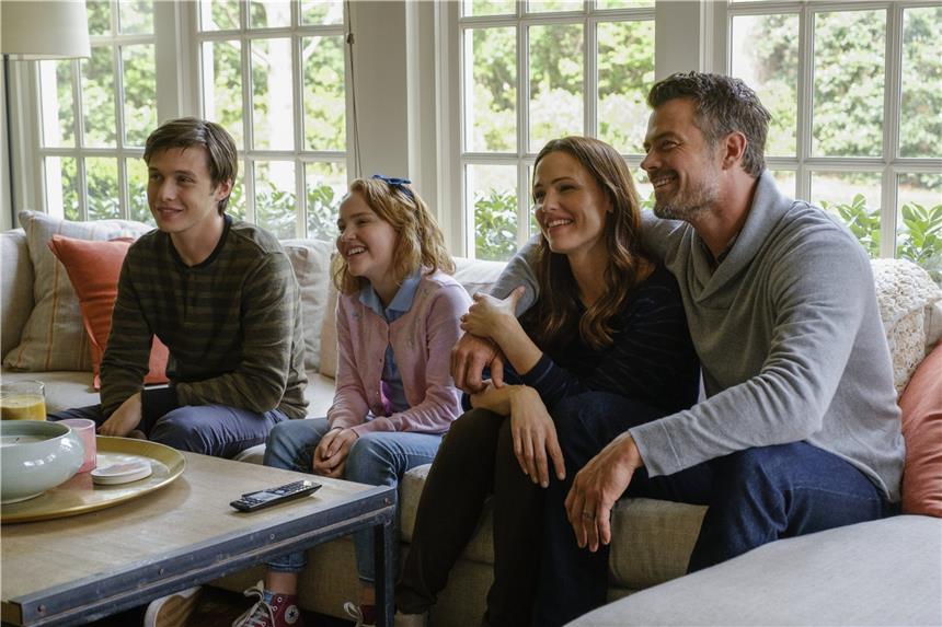 „Love, Simon“ ist eine Teenager-Operette mit Herz und Schwung Traute Familie (v.l.): Simon (Nick Robinson), die Schwester (Talitha Eliana Bateman), Mom (Jennifer Garner) und der Papa (Josh Duhamel)