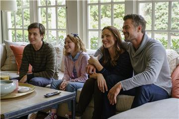 Traute Familie (v.l.): Simon (Nick Robinson), die Schwester (Talitha Eliana Bateman), Mom (Jennifer Garner) und der Papa (Josh Duhamel) 