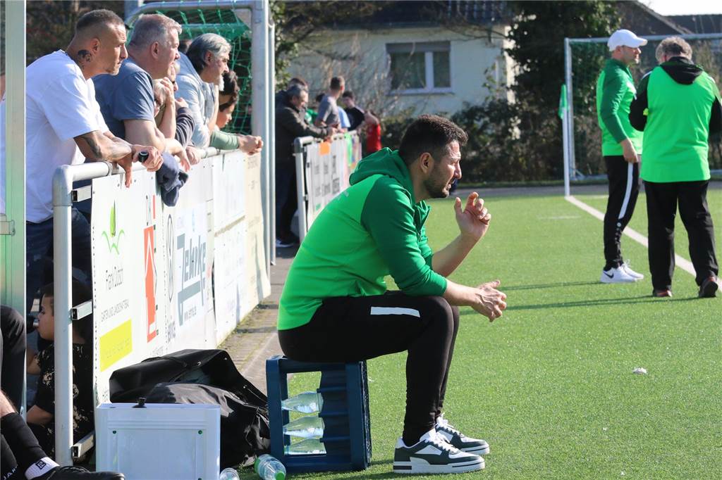 SuS Oberaden im Titelrennen ausgebremst: „Das hat sich abgezeichnet“ Traute seinen Augen nicht: Fatih Bas musste mit seinem SuS Oberaden eine bittere 2:4-Niederlage gegen den Aufsteiger SC Fröndenberg-Hohenheide hinnehmen.
