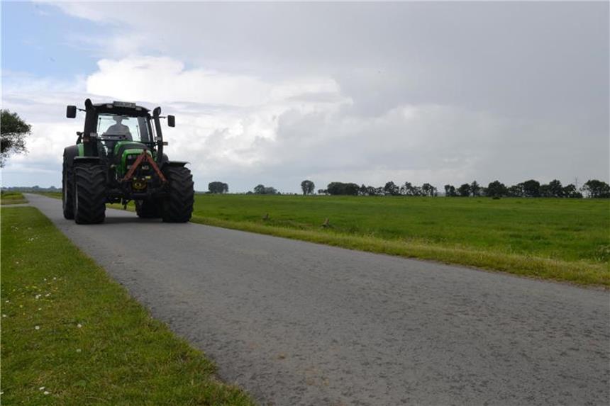 Erhöhte Unfallgefahr durch Trecker und Bagger Trecker können eine Gefahr im Straßenverkehr darstellen. Schmutzklumpen erhöhen die Sturzgefahr für Motorradfahrer. Foto: Carmen Jaspersen