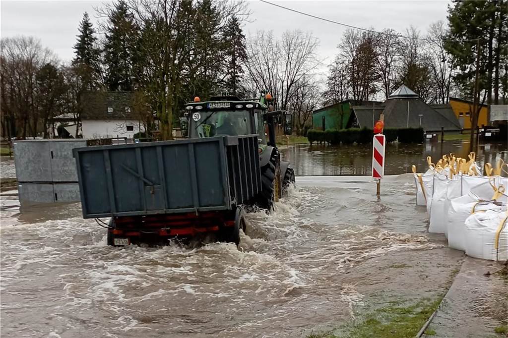 Hochwasser: Gebäude wurden evakuiert - Schaden noch nicht absehbar Trecker und Bagger waren im Einsatz.
