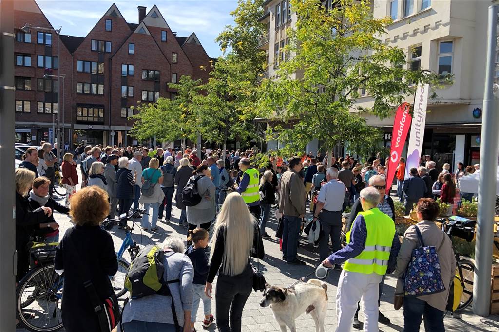 Treffen am Boulevard in der Altstadt. Die Polizei schätzt die Teilnehmerzahl gegen 13 Uhr auf 250.