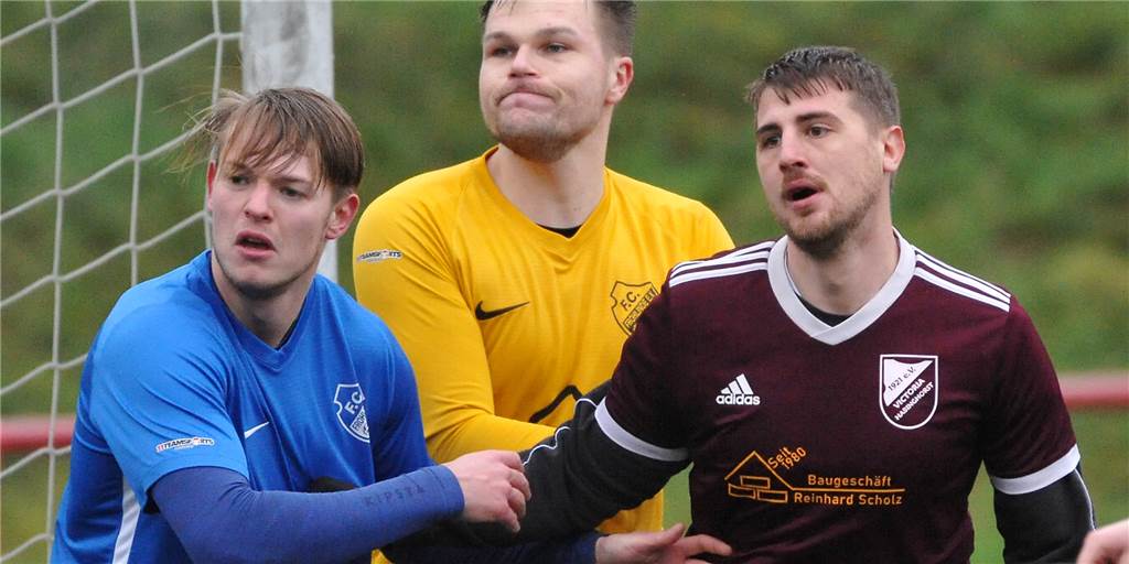 Kreisliga A: Castrop-Rauxeler Team startet mit Derby an den Spieltagen 2 und 3 Treffen früh in der neuen Saison 2022/23 wieder aufeinander: Keeper Max Brandenburger (2.v.r.) vom FC Frohlinde II und Daniel Seil (r) von der SG Victoria/Sportfreunde.