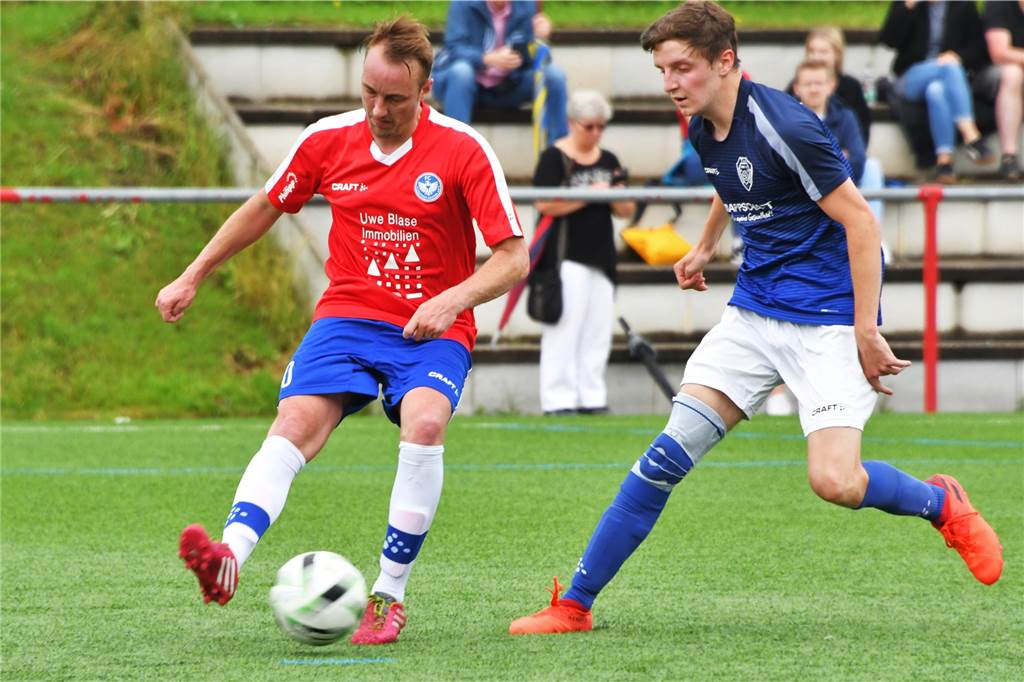 Bezirksliga 10: Auftaktgegner von Spvg Schwerin absolviert Teambuilding an besonderem Ort Treffen in der kommenden Saison in der Bezirksliga 10 auch aufeinander. Der FC Castrop-Rauxel, hier mit Markus Scherff im Testspiel-Duell im Juli 2021 und der TuS Harpen (blaue Hemden) aus Bochum.