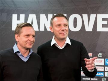 Treffen mit Hannover 96 auf ihren Ex-Club Schalke 04: Horst Heldt (l) und André Breitenreiter. Foto: Peter Steffen