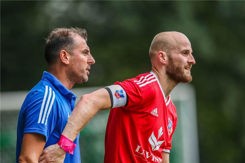 Treffen nächste Saison wohl aufeinander: Bövinghausens Sebastian Mützel (r.) und Aplerbecks Trainer Antonios Kotziampassis.