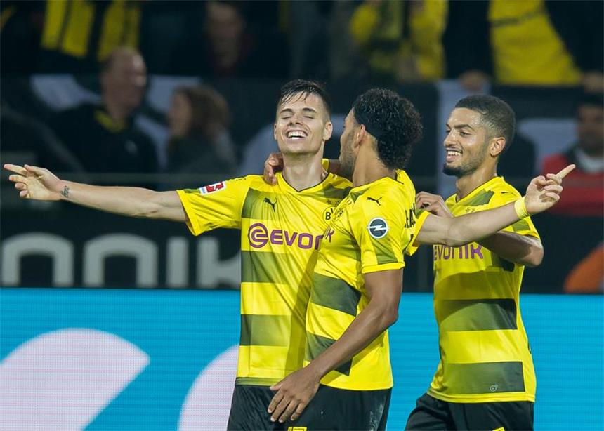 Julian Weigl: "Da brechen alle Emotionen aus dir raus" Treffen und genießen: Julian Weigl (l.).