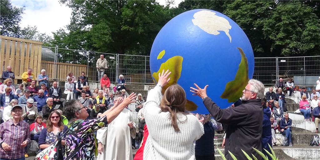 Premiere: Gottesdienst im Amphitheater aller Dorstener Kirchengemeinden Treffendes Symbol für das Bemühen, die Schöpfung zu bewahren, war das Weiterreichen der Erdkugel von einer Hand zur anderen.