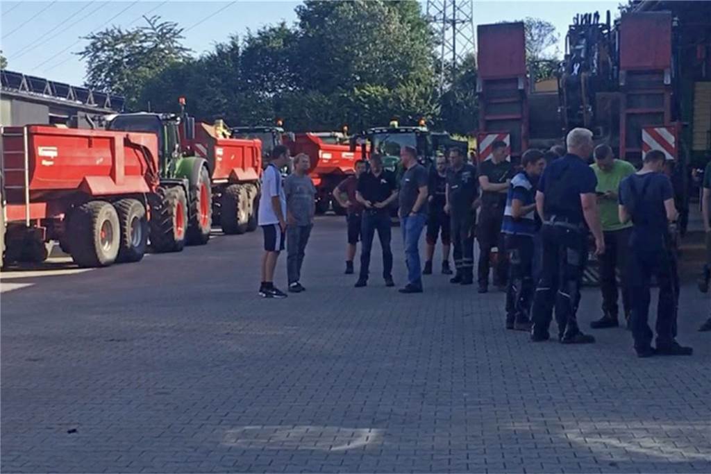 Hilfs-Konvoi: Landwirte aus Dorsten im Katastrophengebiet im Einsatz Treffpunkt war der Lembecker Hof von der Familie Thier Essing.