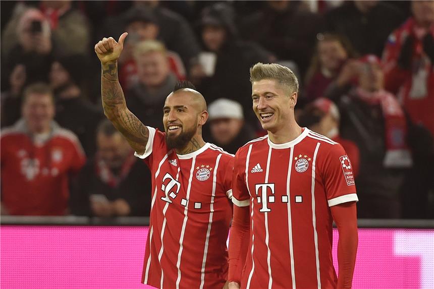 Treffsicher gegen Augsburg: Arturo Vidal (l.) und Robert Lewandowski.