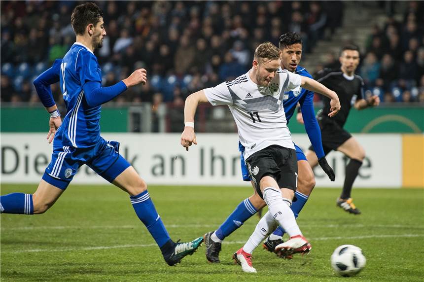 Nächster Rückschlag für Schalke-Stürmer Cedric Teuchert Treffsicher in der U21 - dennoch muss Cedric Teuchert (r.) zu Hause bleiben.
