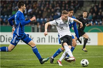 Treffsicher in der U21 - dennoch muss Cedric Teuchert (r.) zu Hause bleiben.