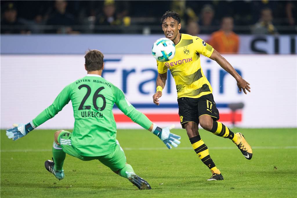 Treffsicher: Pierre-Emerick Aubameyang überwindet Bayern-Keeper Sven Ulreich zur zwischenzeitlichen 2:1-Führung im Supercup 2017. Im Elfmeterschießen musste sich der BVB den Bayern 4:5 geschlagen geben.