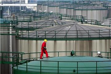 Treibstofftanks im Hamburger Hafen. Einerseits wächst die Furcht vor einem zu geringen Angebot an Öl auf dem Weltmarkt, andererseits steigt die Nachfrage nach dem Rohstoff. Foto: Kay Nietfeld