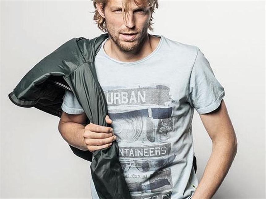Mit Statements glänzen: Motivshirts fallen auf Trend für den Sommer sind bei den Männern Drucke mit Adventure-, Sport- oder Stadtmotiven, hier etwa von Broadway (ca. 20 Euro). Foto: Broadway