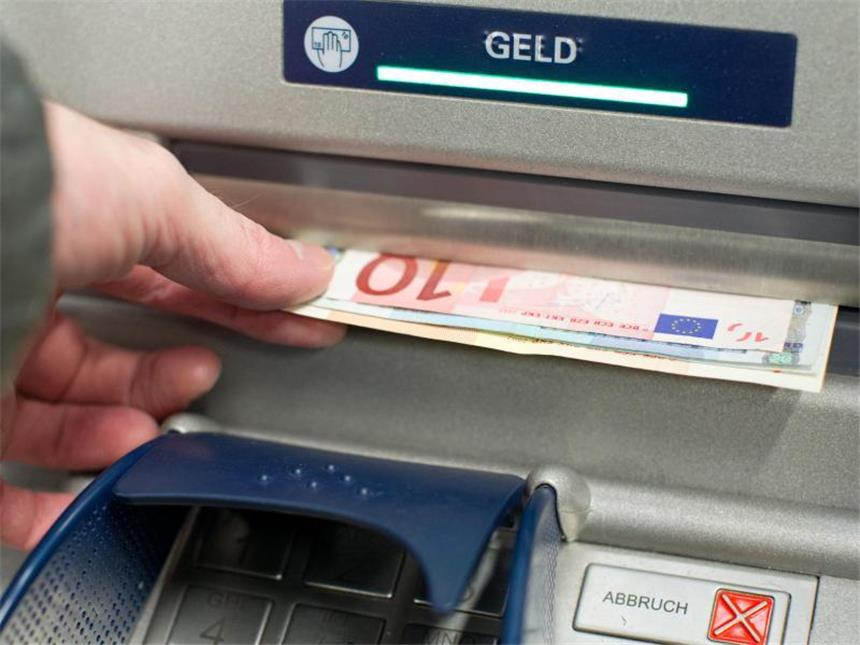 Sparkassen und Handel: Trend zu weniger Bargeld hält an Trend zum bargeldlosen Bezahlen: Sparkassen und Handel rechnen mit einem weiteren Rückgang von Schein und Münze. Foto: Friso Gentsch/Archiv