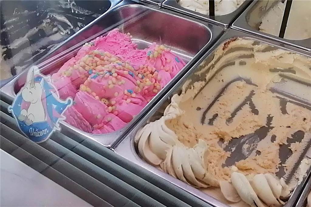 Bei Da Donato kostet eine Kugel Eis 2023 genauso viel wie 2022 Zwei Eisschalen in der Kühltheke: Die pinkfarbene Sorte Unicorn und die beliebte Sorte Cheesecake.
