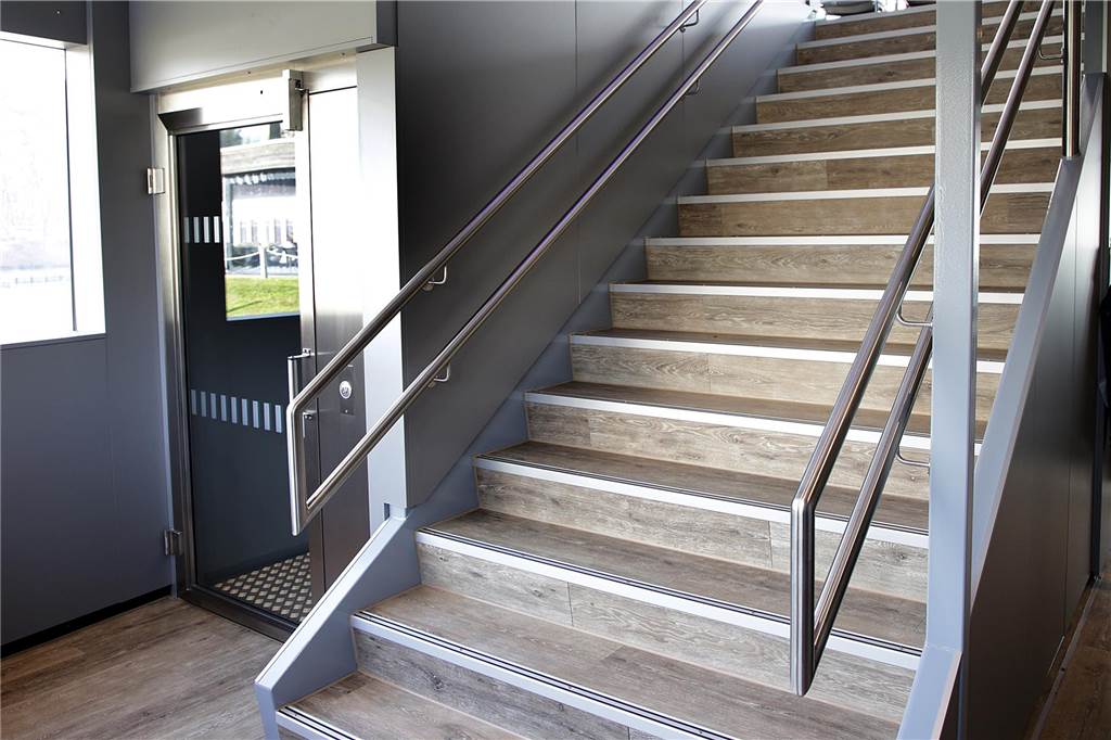 Treppe und Aufzug zum Oberdeck