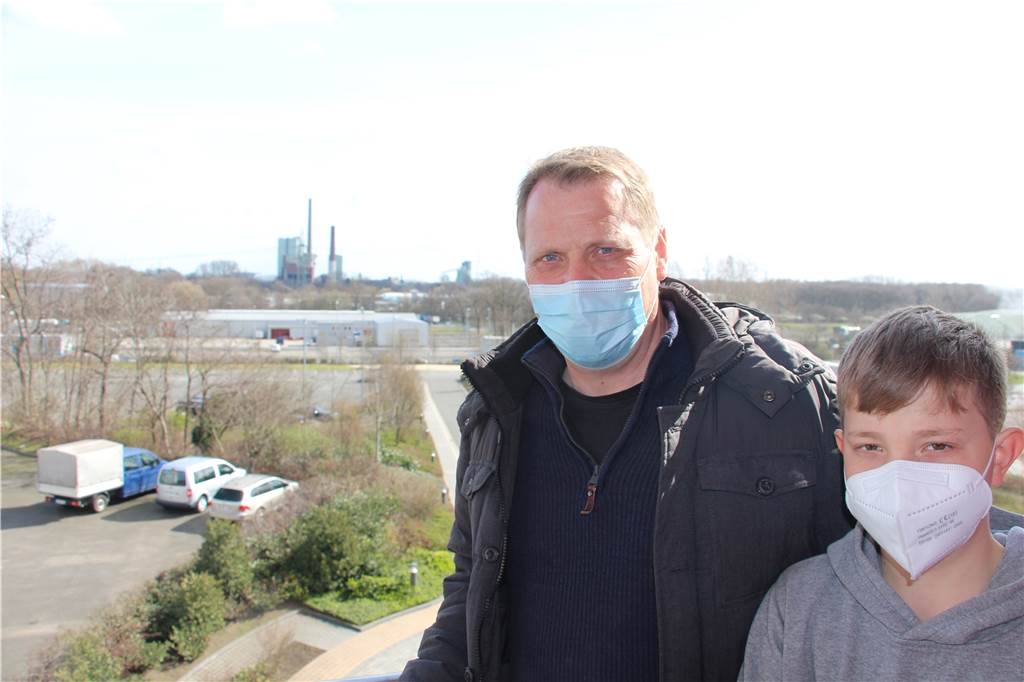 Ein Leben mit dem Kraftwerk: „Das ist heute für uns kein einfacher Tag“ Trianel-Lünen-Geschäftsführer Stefan Paul und sein Sohn Luis haben auch die Sprengung vom Balkon des Trianel-Gebäudes aus verfolgt.