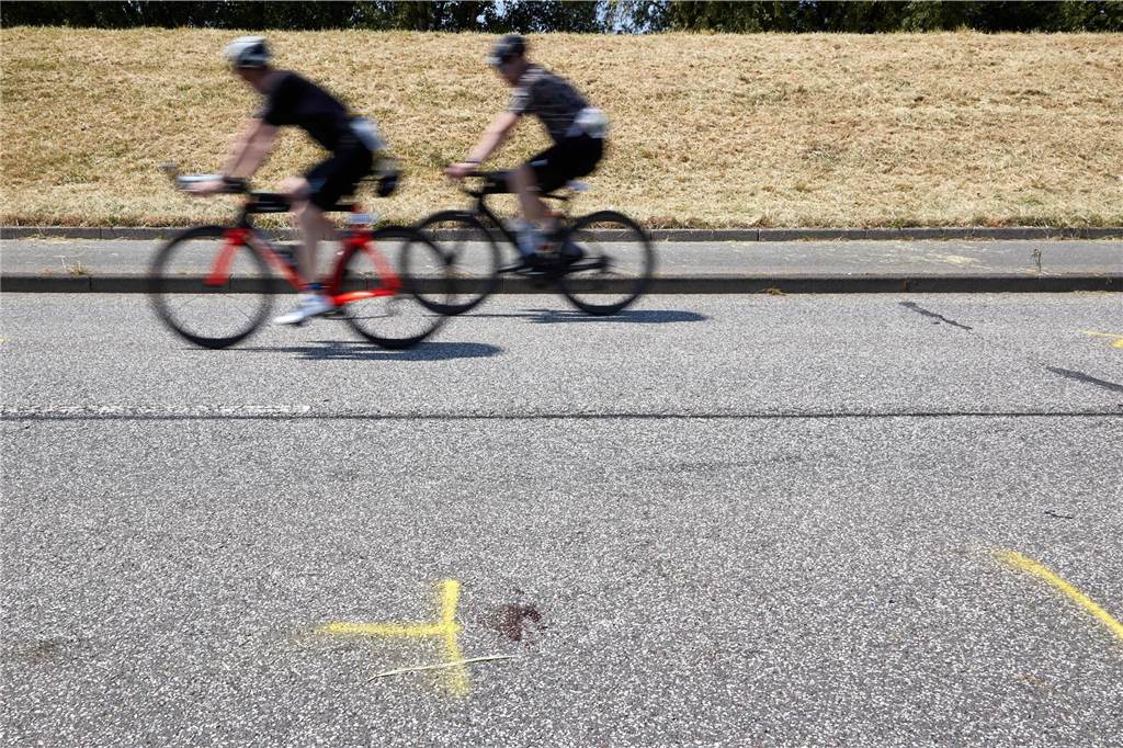 Unnaerin Marit Bergmann gewinnt Ironman Hamburg: „Ich habe meinen Traum verwirklicht“ Triathleten fahren auf dem Rad an der Unglückstelle auf dem Gaueter Hauptdeich vorbei.