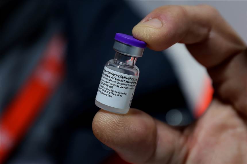 Polizei warnt vor neuer Masche: Betrüger bieten „Corona-Impfstoff“ an Trickbetrüger wollen mit "Corona-Impfstoff" Geld machen. Die Polizei warnt vor der Betrugsmasche.