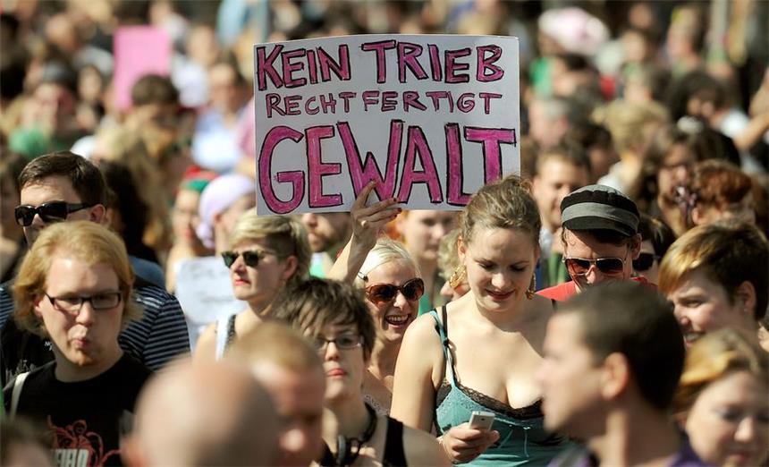 Übergriffe auf Frauen gelten oft nicht als Sexualstraftat Trickdiebstähle in Verbindung mit sexueller Belästigung gelten nicht als Sexualstraftat - eine Frauenrechtsinitiative will das ändern. Seit Jahren kämpfen Frauenrechtlerinnen gegen die Verharmlosung von sexuellen Übergriffen auf Frauen - etwa auf so genannten "Slutwalks" wie diesem in Berlin.