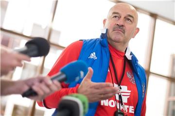 Trifft mit WM-Gastgeber Russland auf Rekordweltmeister Brasilien: Trainer Stanislaw Tschertschessow. Foto: Marius Becker