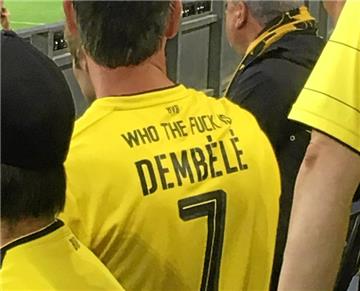 Trikot wegschmeißen ist keine Option: Die BVB-Fans reagierten mit Humor auf den Dembélé-Transfer. 