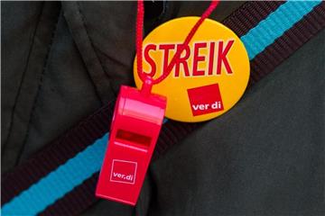 Trillerpfeife und Anstecker mit Aufschrift „Streik“ und Verdi-Logo. Foto: Daniel Bockwoldt/Archiv