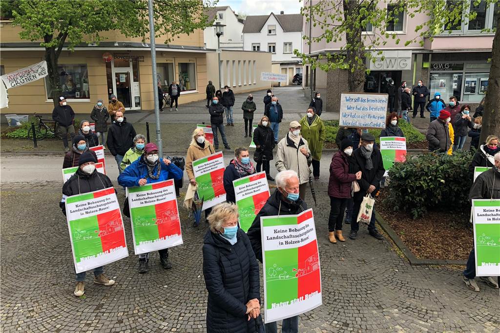 Spitzen gegen den Bürgermeister bei Demo vor dem Schwerter Rathaus Trillerpfeifen wurden am Mittwoch aus Coronaschutzgründen verboten.
