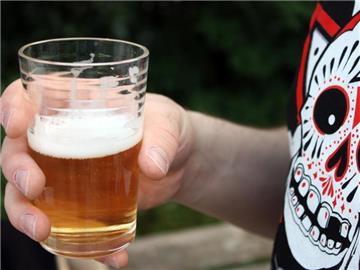 Trinken bis zu Alkoholvergiftung: Das «Komasaufen» scheint bei Kindern und Jugendlichen nicht mehr angesagt zu sein. Foto: Daniel Kalker