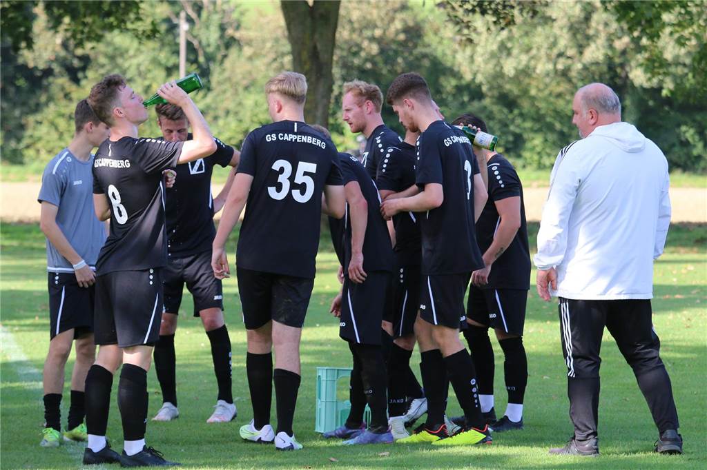 Schiedsrichter verbietet 5. Wechsel: Bausenhagener Sieg gegen Cappenberg hat ein Nachspiel Trinkpause auf der "Alm": Die Spieler von GS Cappenberg greifen zur Wasserflasche; Trainer Thomas Gebhardt (r.).