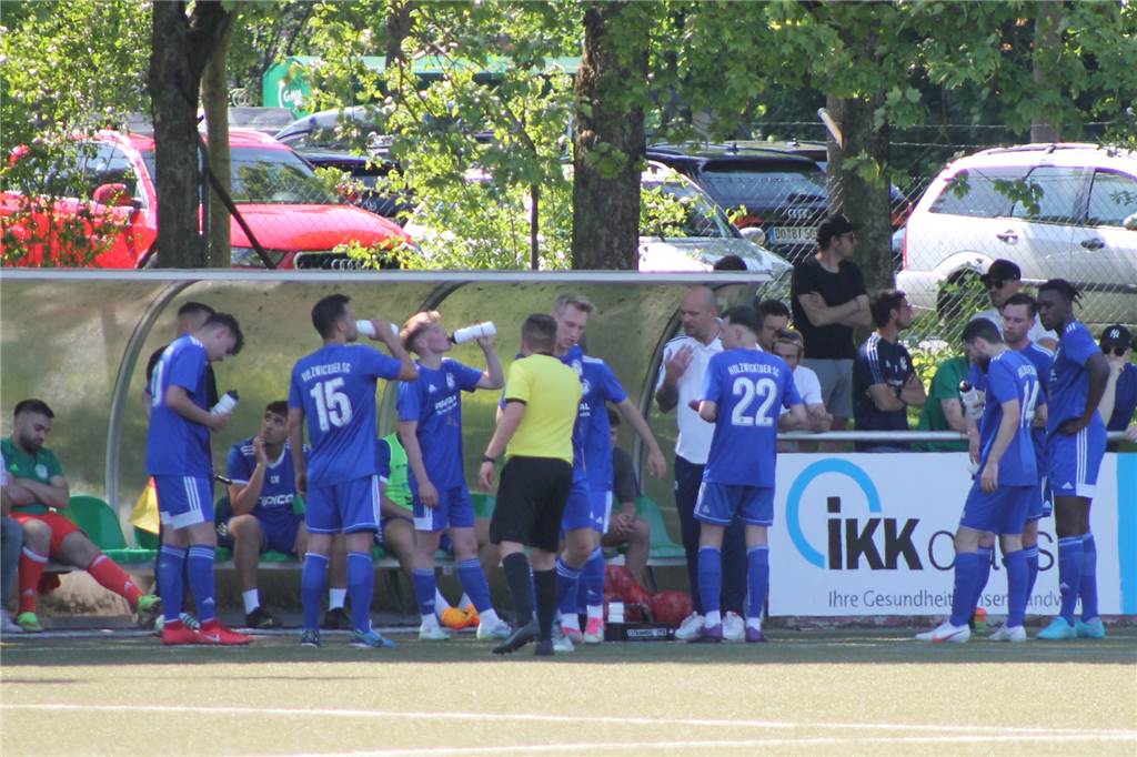 Nächste Niederlage – Holzwickeder SC U23 im freien Fall Trinkpause: Holzwickedes Trainer Claas Hoffmann wird dabei ziemlich laut und deutlich.
